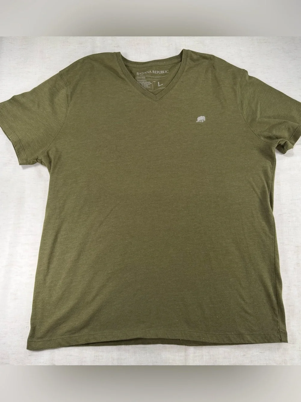 Banana Republic Men's Olive Green V-Neck Tee